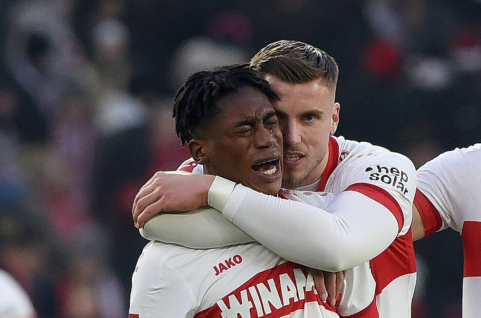 Herzliche Umarmung, aufbauende Worte und hemmungslose Emotionen. Während Justin Diehl sich die Schuld an der Niederlage zu geben scheint, baute Ermedin Demirovic den Youngster auf.