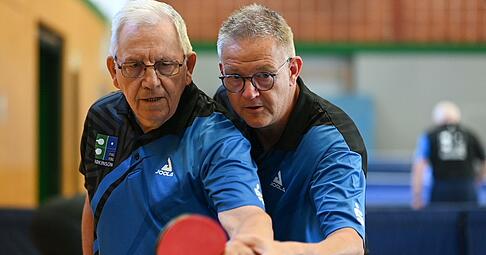 Tischtennis-Training mit Parkinson-Patienten: Sven Hinrichs (r) vom Verein PingPongParkinson in Warsingsfehn.