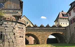 Man kann die Brücken von oben und von unten betrachten. Beide Perspektiven sind spannend, Waldenburg fühlt sich ein bisschen an wie die Provence.