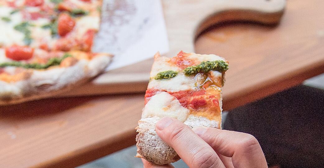 Pizza und Pinsa sehen sich sehr ähnlich - doch der Teig ist anders.