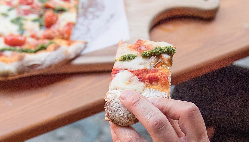 Pizza und Pinsa sehen sich sehr ähnlich - doch der Teig ist anders.