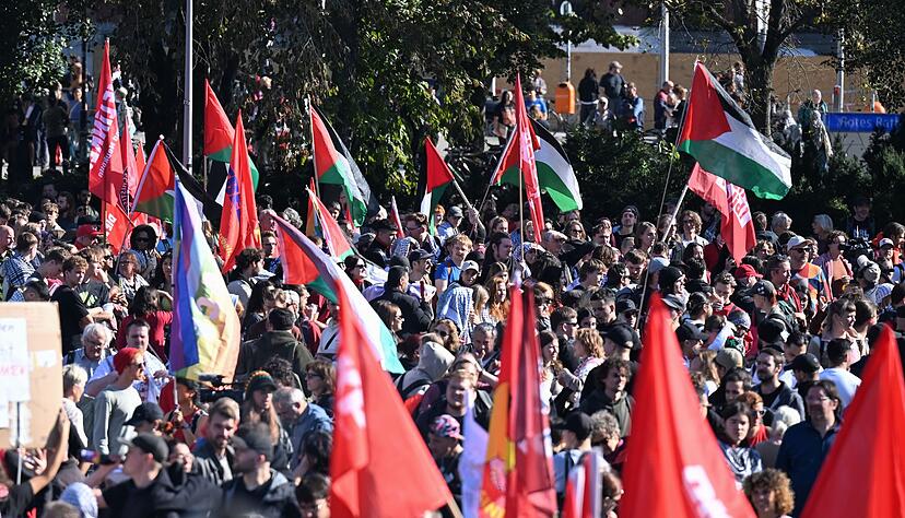 Tausende haben sich in Berlin f&uuml;r eine Demonstration gegen den Gaza-Krieg versammelt.