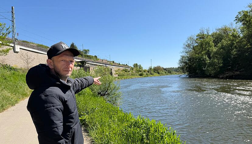 Adam Gonsior, der Retter von Lauffen, zeigt auf die entfernte Stelle im Neckar, wo er die Mutter und ihr Kind im Wasser gesehen hat.