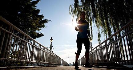 Die wenigsten verbringen ihre Freizeit außer Haus. Im Durchschnitt treibt nur gut die Hälfte der Deutschen mindestens einmal im Monat Sport. Foto: Christian Charisius