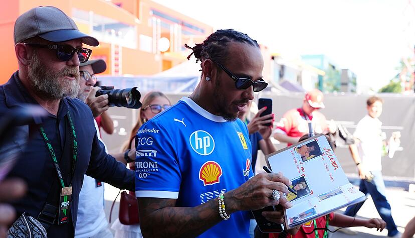 Immer im Blickpunkt der Fans: Lewis Hamilton.