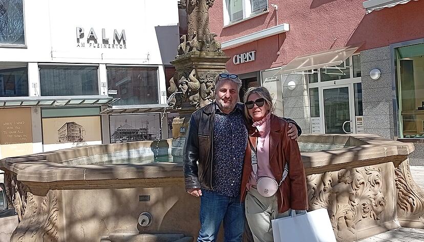 "Sommerlich, mediterran": Christoph Kr&uuml;ger und Britta Hamerich genie&szlig;en die Ger&auml;usche des Fleinertorbrunnens in der Innenstadt.