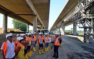 Aufmerksam folgen die Teilnehmer der Lesersommer-Aktion unter der Autobahnbrücke den Ausführungen von Projektsprecher Michael Endres (mit Kamera). Rechts ist die neue Vorlandbrücke in Betonbauweise zu sehen.
Fotos: Christian Gleichauf Aufmerksam folgen die Teilnehmer der Lesersommer-Aktion unter der Autobahnbrücke den Ausführungen von Projektsprecher Michael Endres (mit Kamera). Rechts ist die neue Vorlandbrücke in Betonbauweise zu sehen.
Fotos: Christian Gleichauf