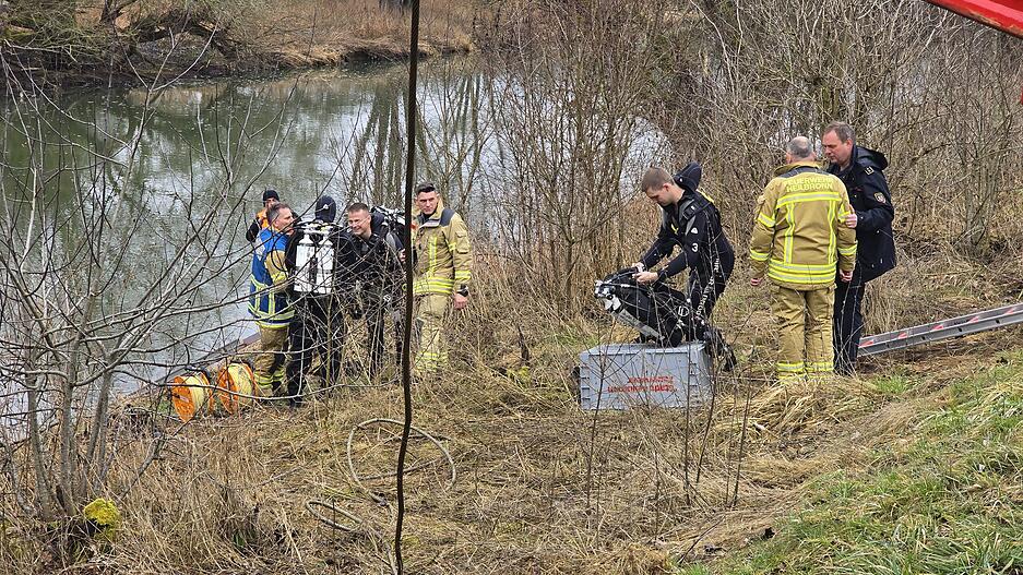 Auch Taucher sind vor Ort, um bei der Bergung eines Autos zu unterstützen, das bei Dörzbach in die Jagst gestürzt war.