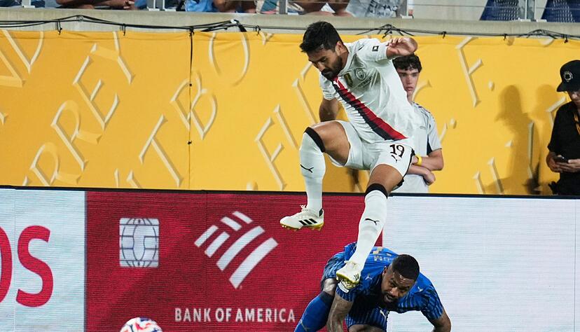 Ikay Gundogan überspringt Malcom von Al-Hilal.