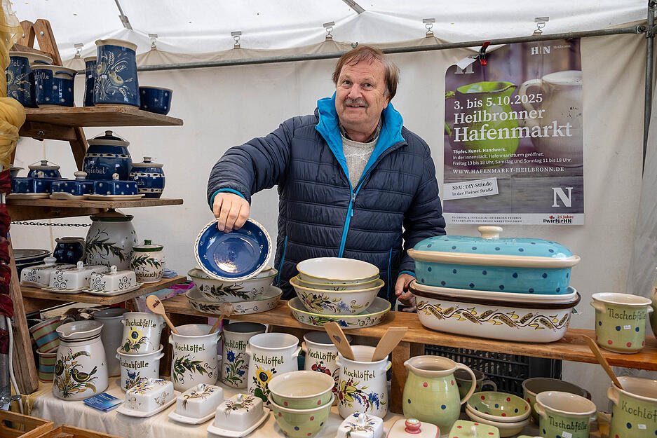 Mehr als 50 Töpfer und Kunsthandwerker aus ganz Deutschland sind zum Hafenmarkt angereist.