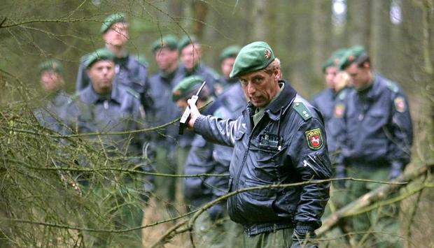 September 2001: Beamte der niedersächsischen Polizei suchen in einem Waldstück im Kreis Cuxhaven nach dem vermissten Dennis.