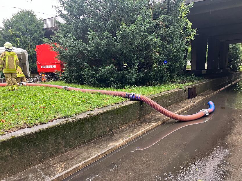Die Feuerwehr hatte eine Hochwasserpumpe im Einsatz.
