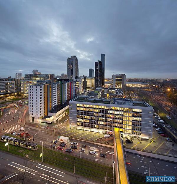 Gebaut im Jahre 1959, sollte der Komplex Anfang der 2000er-Jahre abgerissen werden, doch die Wirtschaftskrise kam dazwischen. Ein Gl&uuml;cksfall f&uuml;r das Quartier hinter dem Bahnhof Rotterdam Centraal. Im Schieblock haben sich inzwischen Betriebe der Kreativwirtschaft angesiedelt - Architekten, K&uuml;nstler, Stadtplaner. 

Ein Biergarten zieht am Wochenende junge Szeneg&auml;nger an, auf dem Flachdach pflanzen die Nutzer Gem&uuml;se, halten sich Bienenv&ouml;lker. Die Fu&szlig;g&auml;nger-Holzbr&uuml;cke Luchtsingel, die mit Spendengeldern finanziert wurde, verbindet seit Juni das lange Zeit vergessene Quartier im Norden der Stadt mit dem Zentrum. Die Einwohner sind begeistert von dem Projekt, das von b&uuml;rgerschaftlichem Engagement und Kreativit&auml;t getragen ist.