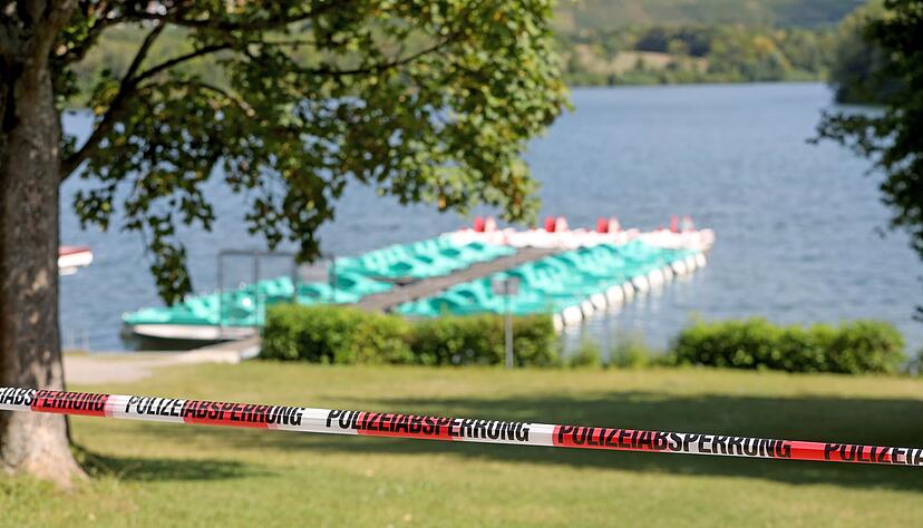 Seit gut zwei Wochen ist das Baden am Breitenauer See verboten. Auch Liegewiesen und Parkplätze sind gesperrt.
Foto: Ralf Seidel Seit gut zwei Wochen ist das Baden am Breitenauer See verboten. Auch Liegewiesen und Parkplätze sind gesperrt.
Foto: Ralf Seidel