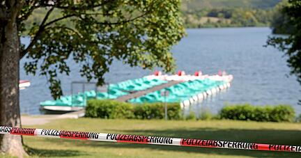 Seit gut zwei Wochen ist das Baden am Breitenauer See verboten. Auch Liegewiesen und Parkplätze sind gesperrt.
Foto: Ralf Seidel