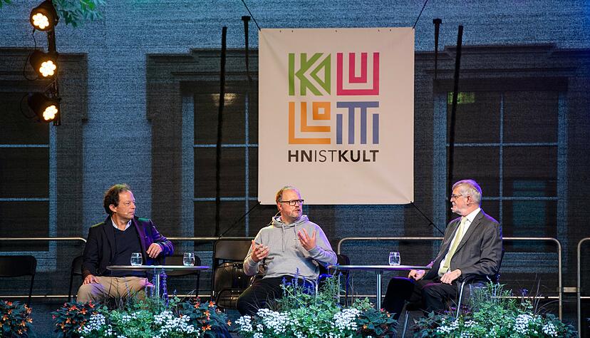 Wissenspause im Deutschhof: Stadtarchiv-Direktor Christhard Schrenk (v.r.) im Gespr&auml;ch mit Startup-Spezialist Oliver Hanisch und Gr&uuml;nder Georg Matheis.
Foto: Mario Berger