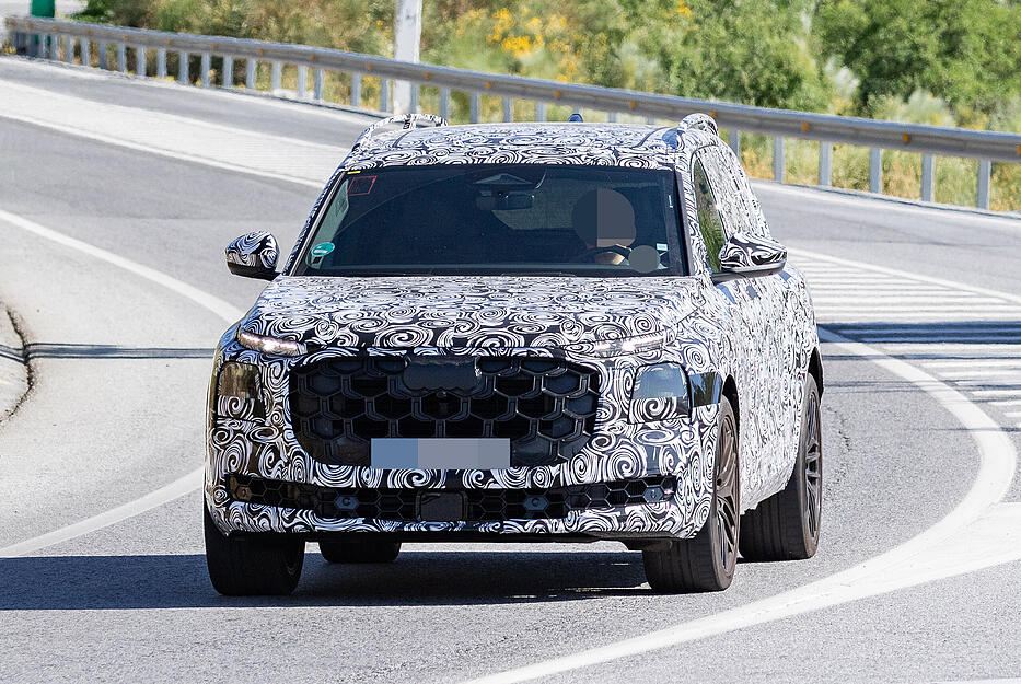 Im Erlkönig-Look ist der Prototyp des SUV Q9 bereits auf den Straßen unterwegs. Audi will das neue Modell 2026 auf den Markt bringen.