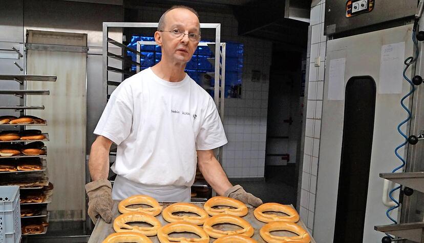 Zum Reinbei&szlig;en: Die zahlreichen fertigen Neujahrsbrezeln, die der Chef aus dem Ofen holt, duften herrlich.