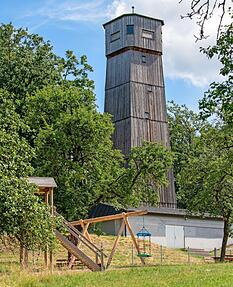 Weithin sichtbar ist der 30 Meter hohe Aussichtsturm in Neuhütten. Vom Ausguck aus kann bei gutem Wetter der Blick bis in die Pfalz und den Odenwald reichen. Rund 1400 Besucher steigen pro Jahr die 144 Stufen hinauf.
Foto: Christiana Kunz