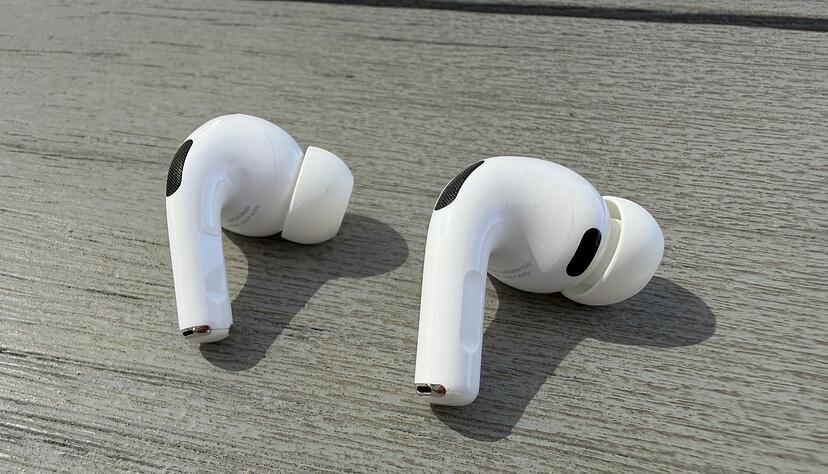 Die AirPods Pro 3 (rechts im Bild neben den AirPods Pro 2) bekamen zusätzliche Sensoren, die den Puls erfassen. Die AirPods Pro 3 (rechts im Bild neben den AirPods Pro 2) bekamen zusätzliche Sensoren, die den Puls erfassen.