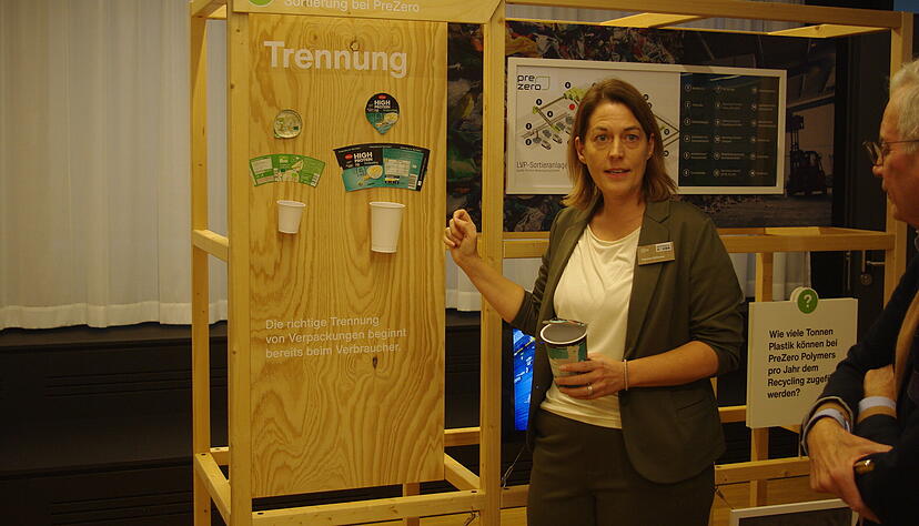 Pamela Böhmke von Prezero erläutert die Voraussetzungen, Joghurtbecher korrekt zu recyceln.