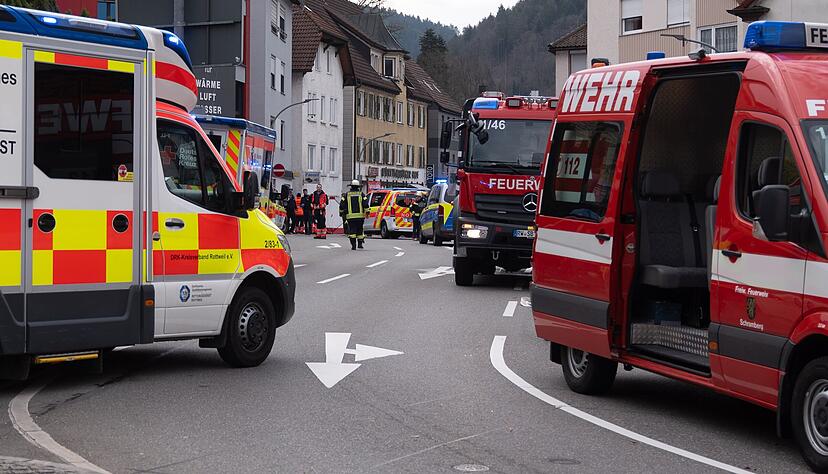 Rettungskräfte sind nach dem schweren Unfall mit zwei Toten in Schramberg im Einsatz. Rettungskräfte sind nach dem schweren Unfall mit zwei Toten in Schramberg im Einsatz.