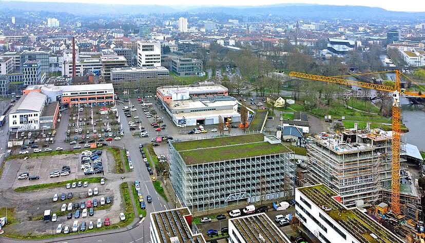 Im zukünftigen Bildungscampus West hinter Mediamarkt und dem neuen Parkhaus steht der Rohbau des Gebäudes, in das die ETH einziehen wird. Im zukünftigen Bildungscampus West hinter Mediamarkt und dem neuen Parkhaus steht der Rohbau des Gebäudes, in das die ETH einziehen wird.