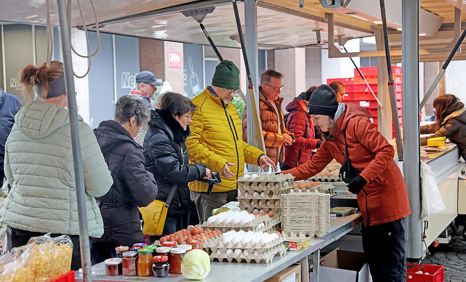 Der Heilbronner Wochenmarkt findet noch am 24. und 31. Dezember statt. Im kommenden Jahr lockt er die Kunden wieder mit frischem Obst und Gemüse, Blumen, Backwaren, Fleisch- und Wurstwaren, Käse, Fisch, mediterraner Feinkost und Aufstrichen sowie Geflügel- und Molkereiprodukte an. Der Heilbronner Wochenmarkt findet noch am 24. und 31. Dezember statt. Im kommenden Jahr lockt er die Kunden wieder mit frischem Obst und Gemüse, Blumen, Backwaren, Fleisch- und Wurstwaren, Käse, Fisch, mediterraner Feinkost und Aufstrichen sowie Geflügel- und Molkereiprodukte an.