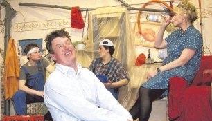 Frank Götzinger (vorne) in einer Paraderolle als asketischer Buchhalter, der dann doch einmal Alkohol trinkt.Foto: Agentur Kochertal Frank Götzinger (vorne) in einer Paraderolle als asketischer Buchhalter, der dann doch einmal Alkohol trinkt.Foto: Agentur Kochertal