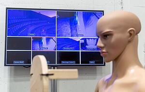 Alles im Blick: Im Vorraum können die Techniker über Kameras alle Abläufe auf der Bühne per Monitor genau verfolgen. Die Schaufensterpuppe diente für einen Hochspannungstest in Corona-Zeiten. Foto: Mario Berger Alles im Blick: Im Vorraum können die Techniker über Kameras alle Abläufe auf der Bühne per Monitor genau verfolgen. Die Schaufensterpuppe diente für einen Hochspannungstest in Corona-Zeiten. Foto: Mario Berger