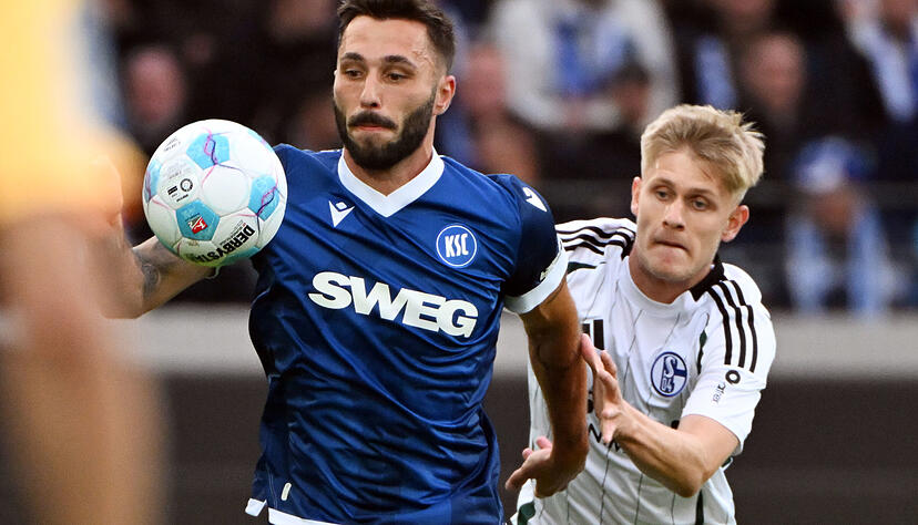 Prominent platziert: KSC-Spieler Fabian Schleusener im Zweitliga-Spiel gegen Schalke 04 mit dem SWEG-Logo auf der Brust. Prominent platziert: KSC-Spieler Fabian Schleusener im Zweitliga-Spiel gegen Schalke 04 mit dem SWEG-Logo auf der Brust.