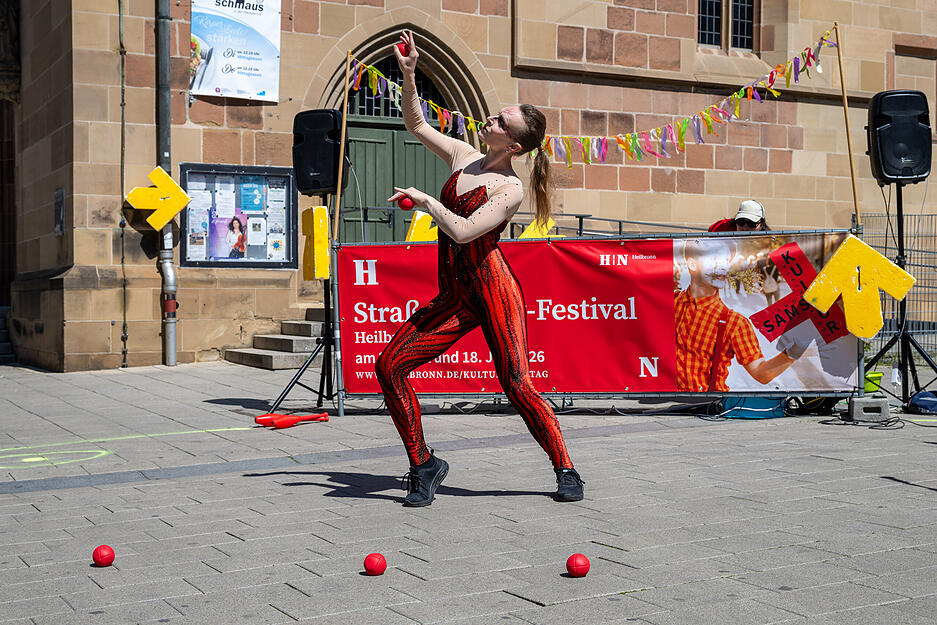 Verena Rau f&uuml;hrt Kunstst&uuml;cke in Heilbronn vor.