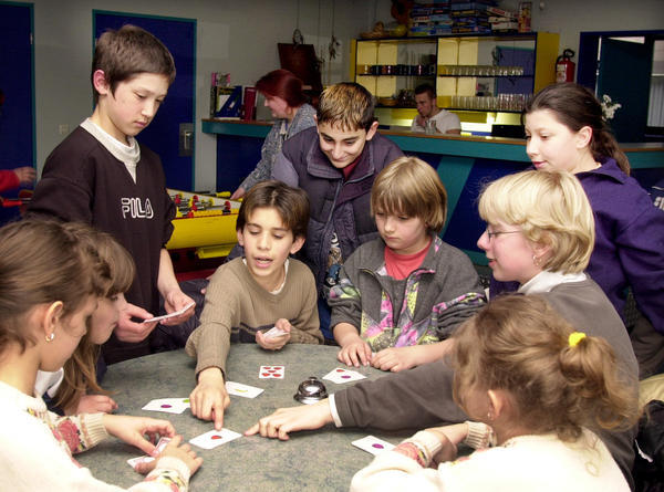 2001. Kinder spielen im Jugentreff Karten.