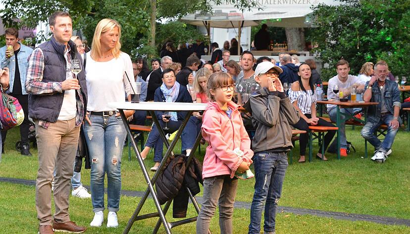 Noch bevor es dunkel wird, sorgen die Bands für Unterhaltung im Schlosspark. Die Besucher genießen die Atmosphäre beim Weindorf unf die unterschiedlichen Weine.
Foto: Stefanie Pfäffle Noch bevor es dunkel wird, sorgen die Bands für Unterhaltung im Schlosspark. Die Besucher genießen die Atmosphäre beim Weindorf unf die unterschiedlichen Weine.
Foto: Stefanie Pfäffle