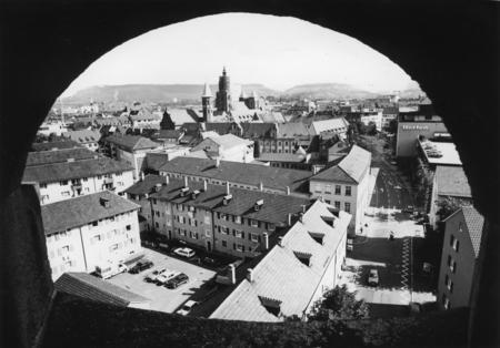 Blick vom Götzenturm auf den Innenhof und Parkplatz des Wohnquartiers Fischergasse, dahinter die Verpackungsfabrik Landerer, Deutschhof, rechts die Allerheiligenstraße, 1985 zweispurig befahrbar.
Foto: Eisenmenger
