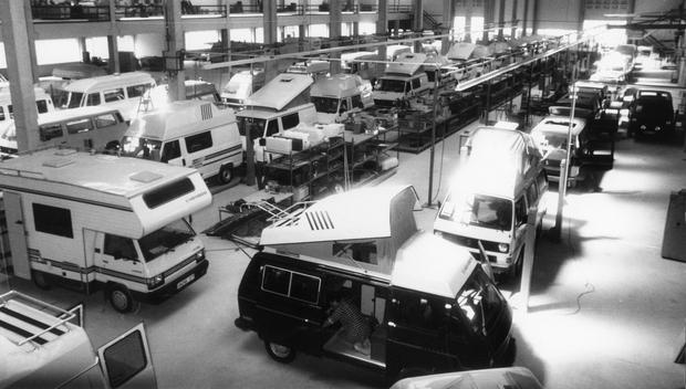 1986: Seit 1969 bauen die Karosseriewerke Weinsberg Wohnmobile. Die neue Fertigungshalle bietet komfortable Arbeitsm&ouml;glichkeiten.