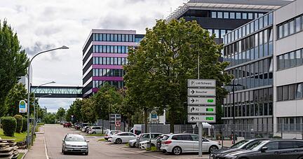 In der Zentrale der Schwarz-Gruppe in Neckarsulm werden die Entwicklungen in der Ukraine aufmerksam verfolgt. Das Unternehmen versucht nach eigenen Angaben &uuml;ber seine Filialen und Logistikzentren in Grenzn&auml;he Hilfe zu leisten.
Foto: Mario Berger