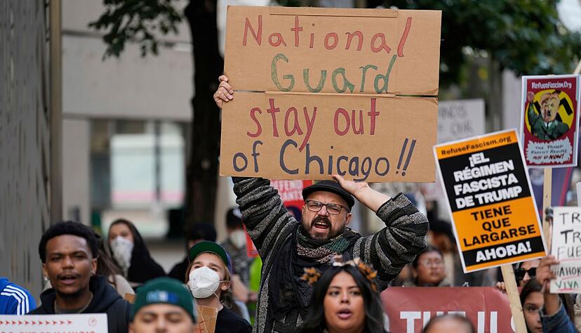 Trump demonstriert seine Macht - und in Chicago kocht die Stimmung hoch.