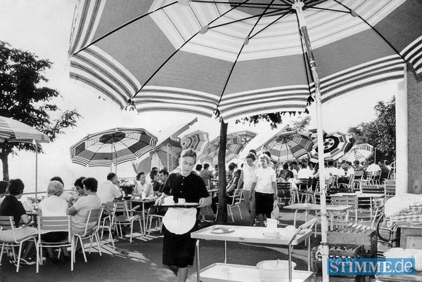 Sonnige Aussichten: Heilbronn trifft sich 1965 zum Sonntagnachmittagskaffee auf dem Wartberg. Sonnige Aussichten: Heilbronn trifft sich 1965 zum Sonntagnachmittagskaffee auf dem Wartberg.