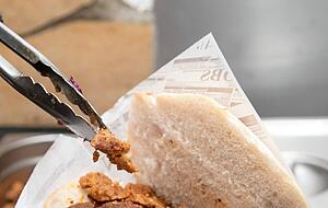 Geschmacklich erinnert der vegane Fleischersatz an H&uuml;hnchenfleisch.