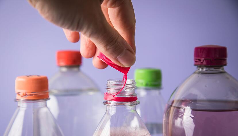 Den Deckel nun einmal komplett auf die andere Seite der Flaschen&ouml;ffnung ziehen.