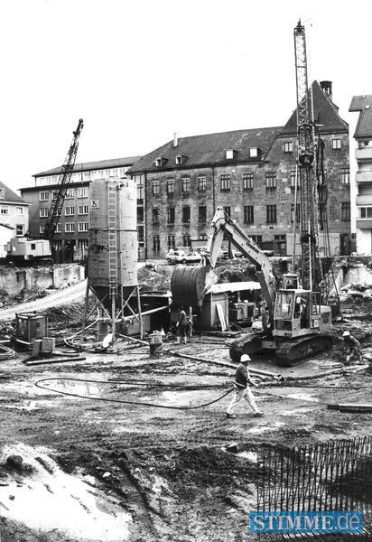 Juni 1984: Die Baustelle gibt den Blick auf die Rückseite des historischen Heilbronner Rathauses frei. Bis Sommer 1986 soll auf dem 3200 qm großen Areal  ein Geschäfts- und Wohnquartier entstehen. Bauherrin des Käthchenhofs ist die Albingia-Versicherungsgruppe.