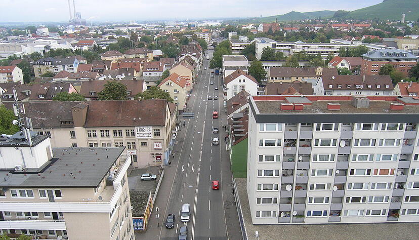 Zusammengestellt von Archiv und Dokumentation der Heilbronner Stimme 

26.10.2006: Der Heilbronner Gemeinderat beschließt die Trassenführung der Stadtbahn Nord durch die Paulinenstraße und das Sülmertor Richtung Neckarsulm.