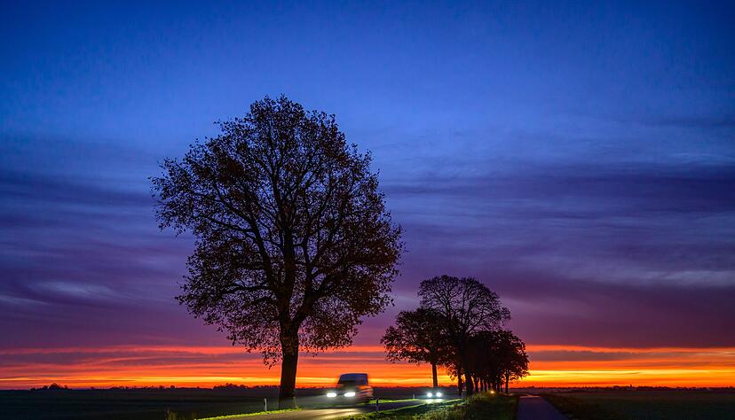Auf dem Land sind viele auf das Auto angewiesen. (Illustration)