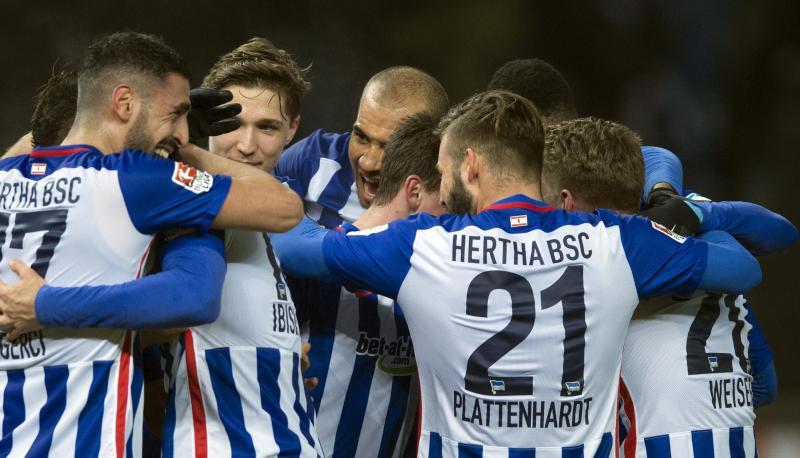 Hertha BSC bejubelt einen verdienten und ungef&auml;hrdeten Sieg &uuml;ber Schalke 04. Foto: S&ouml;ren Stache