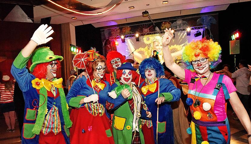 Jecken und Narren freuen sich über den Rosenmontag. Solche Szenen wird es dieses Jahr wieder vermehrt geben.
Foto: Archiv Jecken und Narren freuen sich über den Rosenmontag. Solche Szenen wird es dieses Jahr wieder vermehrt geben.
Foto: Archiv