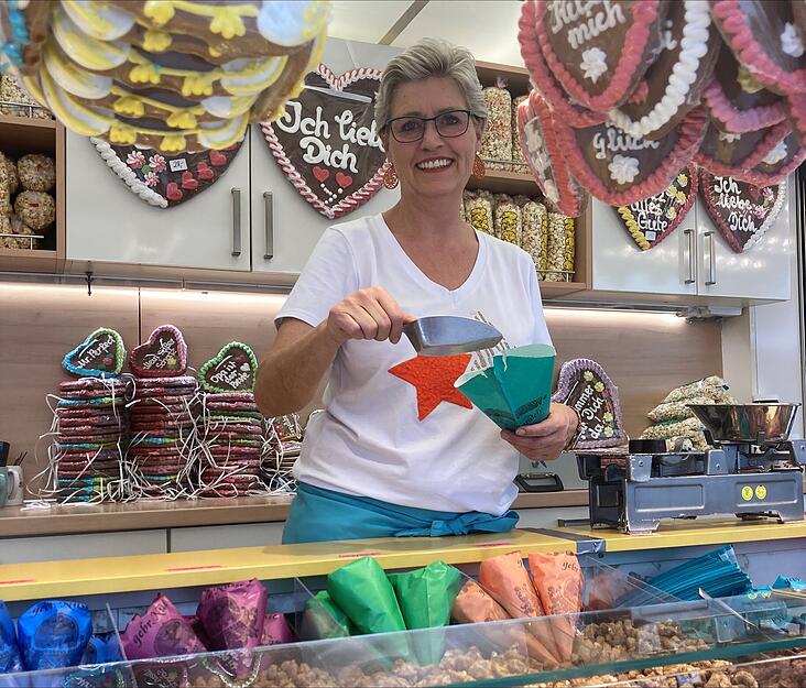 Petra Roth verkauft Süßigkeiten im Mandelwagen.