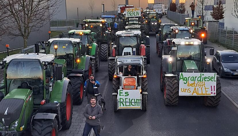 Protest in Bad Rappenau: Landwirte aus Bonfeld und Fürfeld waren am Montag mit ihren Traktoren ins Gewerbegebiet Buchäcker gefahren.