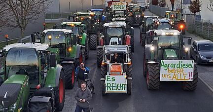 Protest in Bad Rappenau: Landwirte aus Bonfeld und Fürfeld waren am Montag mit ihren Traktoren ins Gewerbegebiet Buchäcker gefahren.