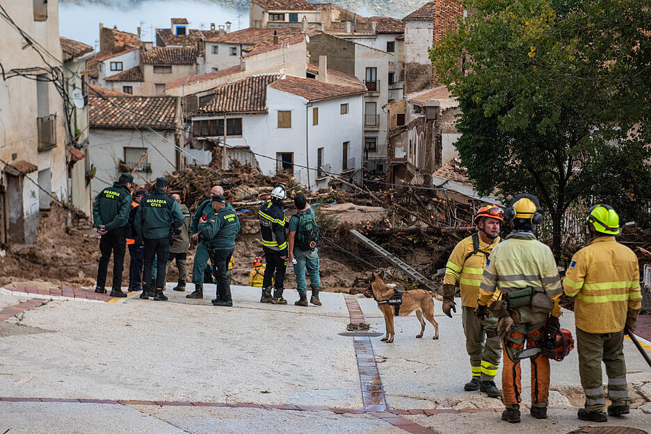 Insgesamt 133 Einsatzkräfte verschiedener Rettungsdienste sind in der nach schweren Regenfällen verwüsteten Stadt Letur in Albacete im Einsatz.